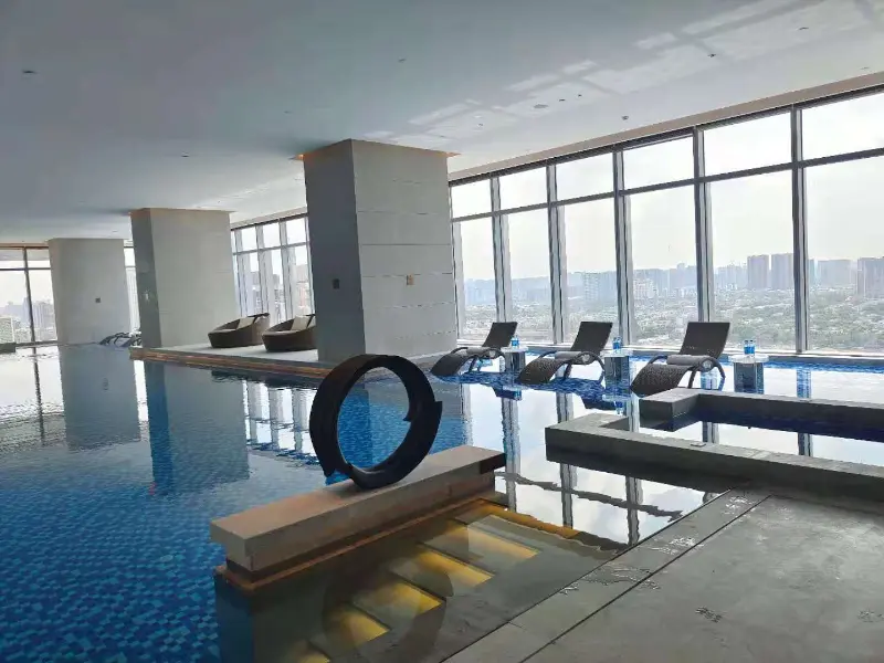 Blueway 수영장 히트 펌프 및 에어컨 시스템으로 Chengdu Bay Hotel Sky Infinity Pool의 연중 내내 편안함 보장